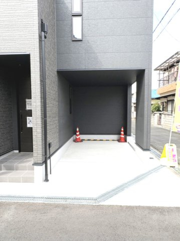 高槻市永楽町新築戸建の駐車場|駐車場があるので、車を買う予定の方も安心です.
