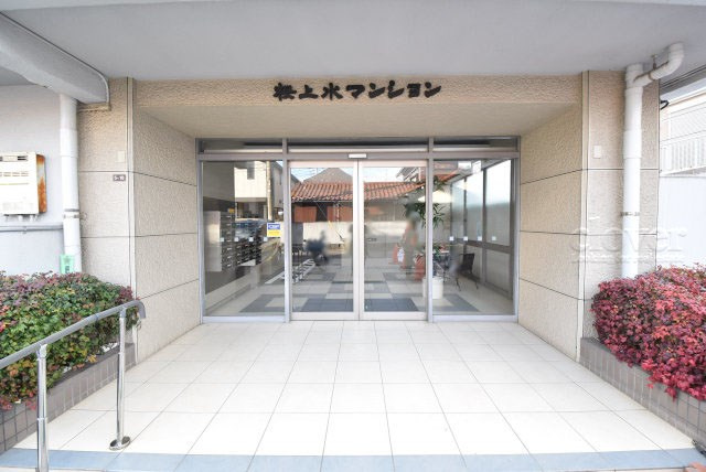【エントランス】 | 桜上水マンション | お客様を、そして住人を出迎えてくれるマンションのエントランス。ゴミが落ちていないことからも、管理状態の良さや住民の節度の高さが見て取れます。～即日のご見学可能～　お問合せはお気軽にどうぞ。