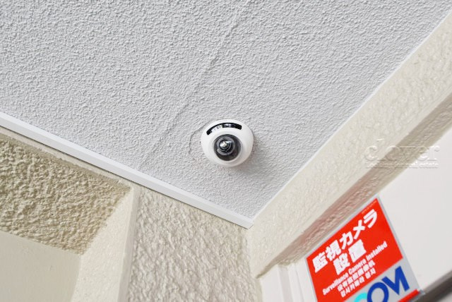 【防犯設備】 | 桜上水マンション | 建物や敷地の隅々に目を光らせる防犯カメラが設置されています。現地を見学される際には、カメラの存在やその台数にも意識を払ってみてください。～即日のご見学可能～　お問合せはお気軽にどうぞ。