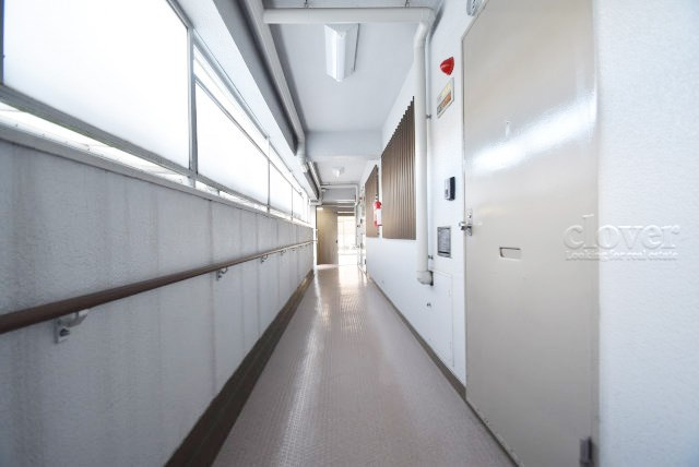 【その他共用部分】 | 桜上水マンション | マンションの共用廊下です。きれいに清掃されています。周囲のお部屋の様子も、ぜひ伺ってみてください。～即日のご見学可能～　お問合せはお気軽にどうぞ。