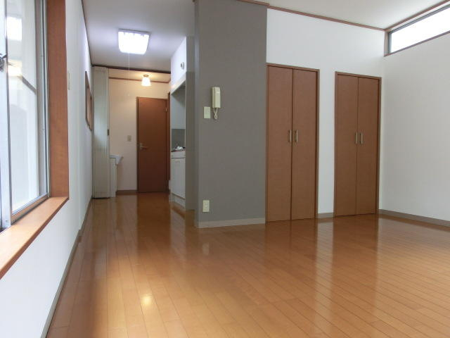 玄関口から見た室内７．５帖