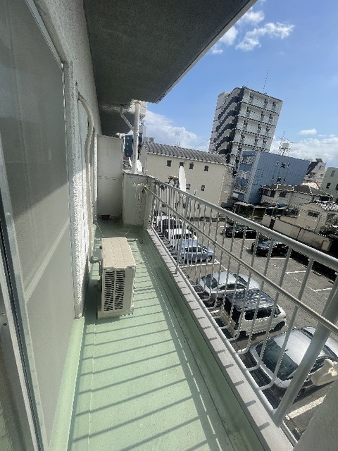 成広京町マンションの駐車場