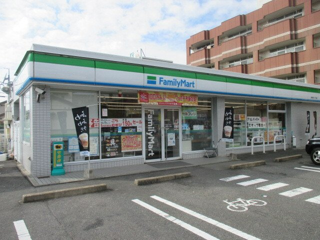 ヒカルサ津市桜橋中央の周辺|ファミリーマートまで600m