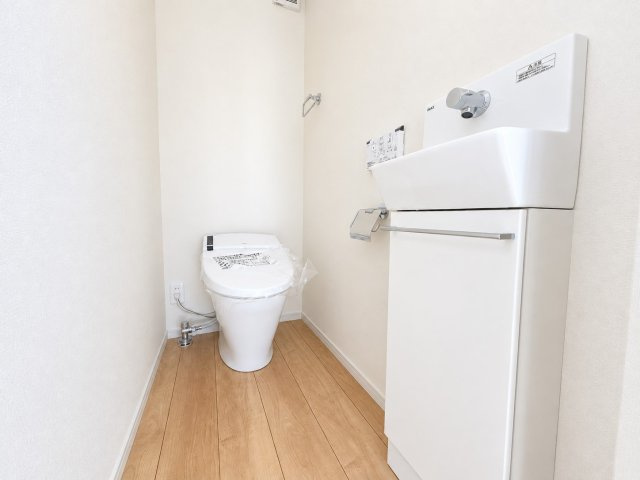 中野区南台3丁目 限定1棟のトイレ|2階トイレは手洗いカウンター付きです