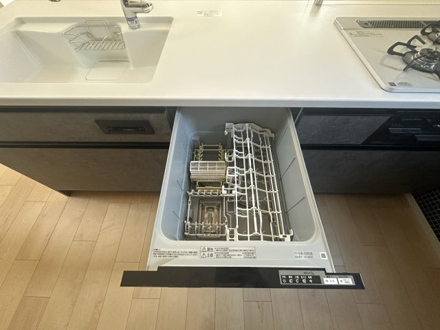中野区南台3丁目 限定1棟のキッチン|食後の片づけに便利な食器洗乾燥機を装備しています