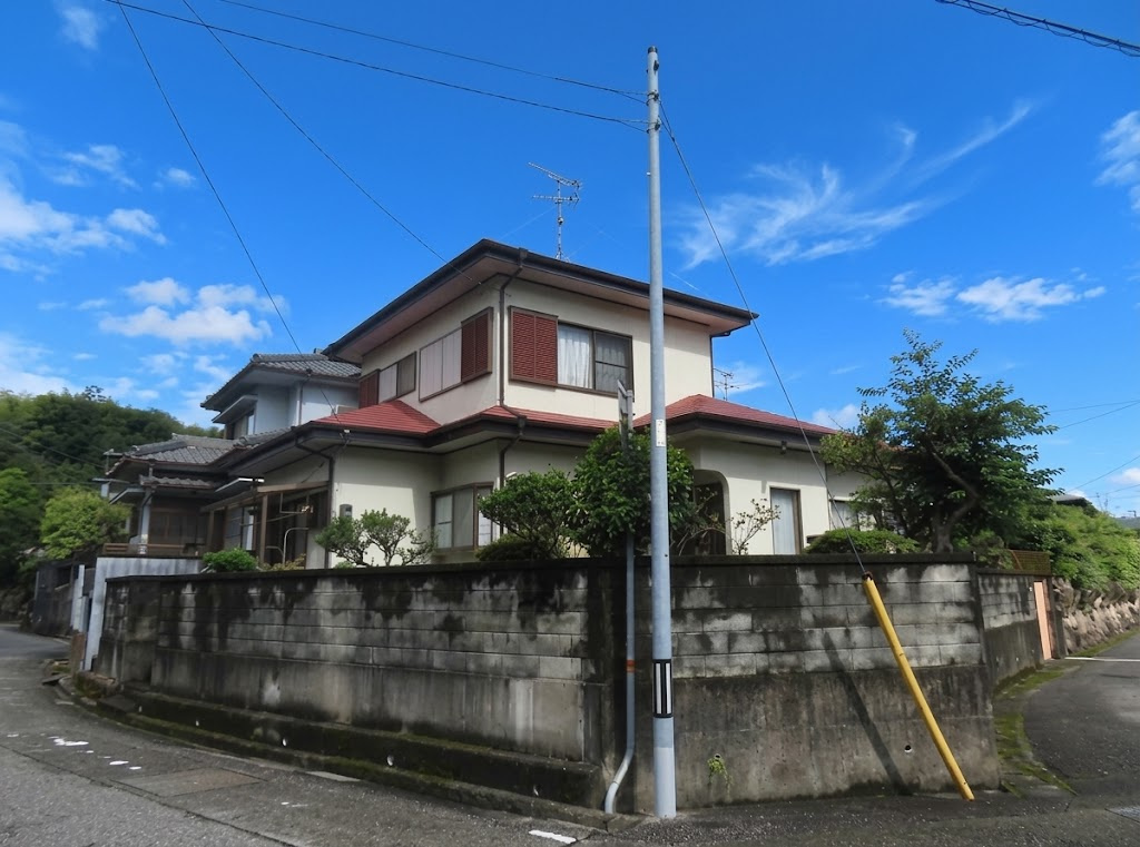 高知市南河ノ瀬町の中古一戸建の外観|角地に位置し、採光・風の通りを遮りません