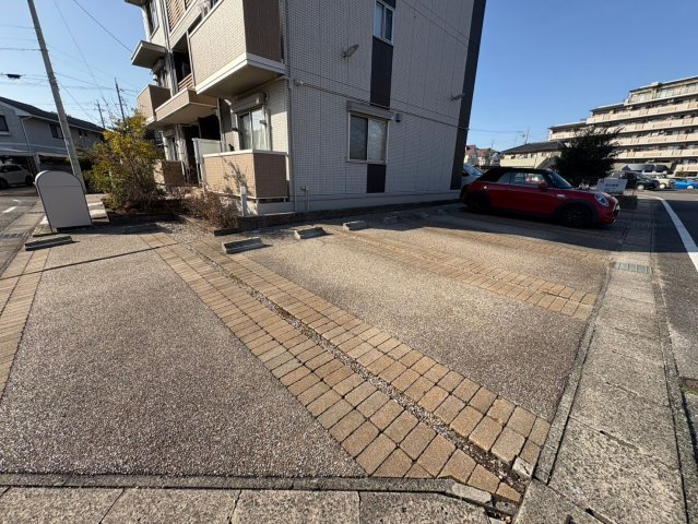 ルミエール京まちの駐車場
