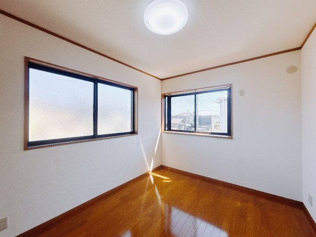 【中古戸建】伊勢崎市長沼町の洋室|洋室｜バルコニーにも出られる2階の一室♪お勉強などに疲れたら気晴らしもできますね♪収納も大容量で、お部屋がいつでもスッキリ片付きます＊。