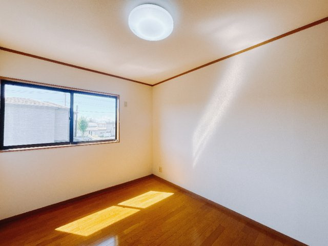 【中古戸建】伊勢崎市長沼町の洋室|洋室｜子供部屋のメリットは「自立心を養うことができる」「自分で整理整頓できるようになる」そして、お子様が成長した際には「プライバシーを確保できる」といい事だらけ♪