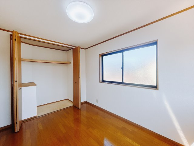 【中古戸建】伊勢崎市長沼町の収納|収納｜お洋服はもちろん、使う頻度の少ない家具や小物・場所を取りがちな旅行用のスーツケースなどもしまえます。また、厚手のコートをしまっても充分な広さを堪能できるプランです♪
