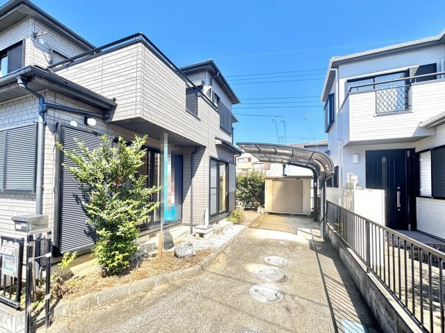 【中古戸建】伊勢崎市長沼町の外観|外観｜室内の隅まで陽射しが差し込みやすい全居室南向き♪リビングやバルコニーからお子様の遊ぶ姿を見守ることができます