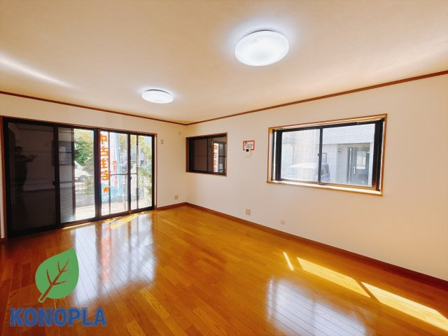 【中古戸建】伊勢崎市長沼町の居間・リビング|リビング｜オシャレなあなたなは、どんな家具をアクセントクロスに合わせますか？
