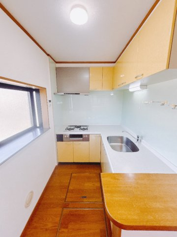 【中古戸建】伊勢崎市長沼町のキッチン|キッチン｜ワークトップの幅が広く、お子様といっしょにお料理をつくったり、ちょっとしたパーティーも楽しめます。フラットなのでお掃除がしやすいのもポイントです♪