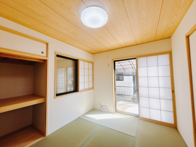 【中古戸建】伊勢崎市長沼町の和室|和室｜「続き間の和室」は子育て世代にこそ適しています。お子様のお昼寝スペースや、洗濯物をたたむのに便利です。客間やリビングの延長としても使えます。