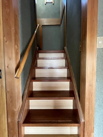 中古住宅　加野1丁目の内装|階段