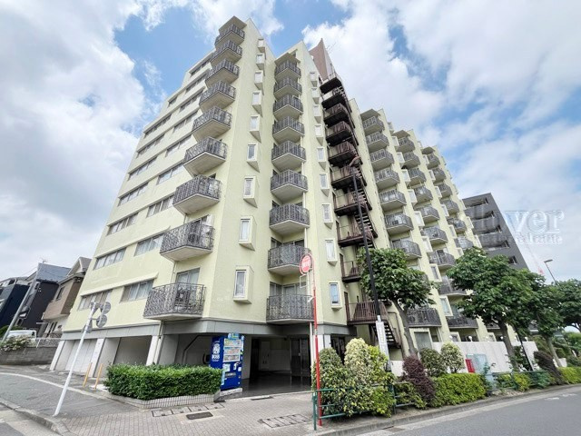【外観】 | ロイヤルパレス | 青空によく映える建物です。手入れの行き届いた外壁やマンション正面エントランスなど、綺麗な姿をぜひ一度、現地にてご覧ください。～即日のご見学可能～　お問合せはお気軽にどうぞ。