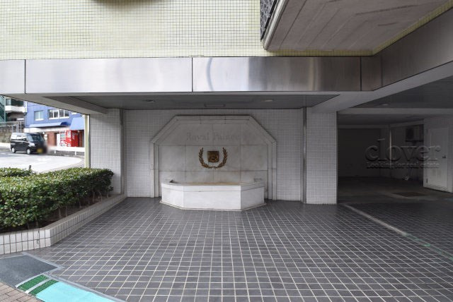 【エントランス】 | ロイヤルパレス | オートロックを備えた、マンションのエントランス。やはりセキュリティの観点は欠かすことができません。皆様を“安全”に送り出し、出迎えてくれます。～即日のご見学可能～　お問合せはお気軽にどうぞ。