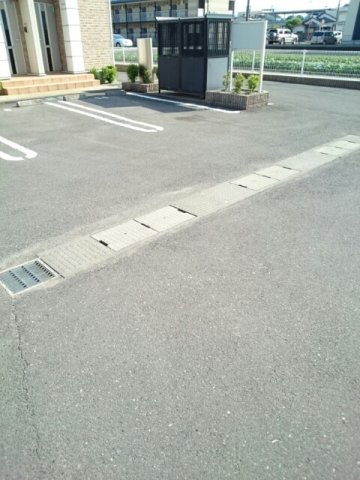 ライトハウス　南館の駐車場|駐車場があるので、車を買う予定の方も安心です