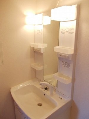 コンフォルト　Ｂの洗面所|明るい洗面所です