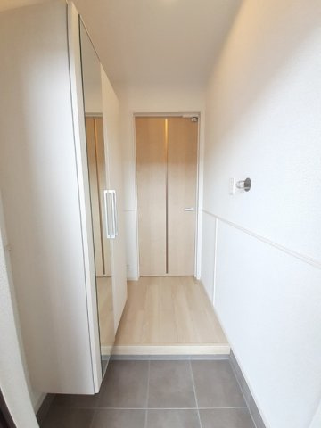 ルーベル宇多津Ⅲ　Ｃの玄関|収納もある玄関です