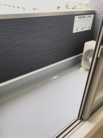 サン・ルミエールＣのバルコニー|暖かな日差しのふりそそぐバルコニー