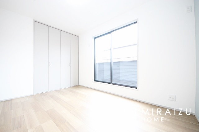 【寝室】 | 広さのある洋室は、ご夫婦様の寝室にぴったりですね。ご主人様の趣味のものや書斎などにも使用できるくらいの広さが嬉しいです。収納もばっちり完備してますのでお荷物が多いご家族様も安心してお暮しいただけます！