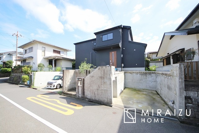 【外観】 | 青く澄み渡った綺麗な空と、陽の光をたっぷりと受ける、そんな新築住宅で新生活をスタートしてみませんか？見学・ご相談等、ミライズホーム(株)までお気軽にご連絡下さい。