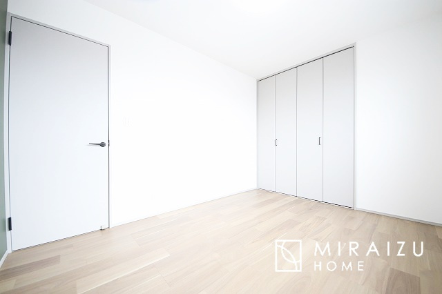 【子供部屋】 | 床のフローリングもオシャレな洋室が嬉しいです。独立性のある住宅ですので、各居室それぞれ、テイストの違うお部屋インテリア造りをしても面白いかもしれませんね！