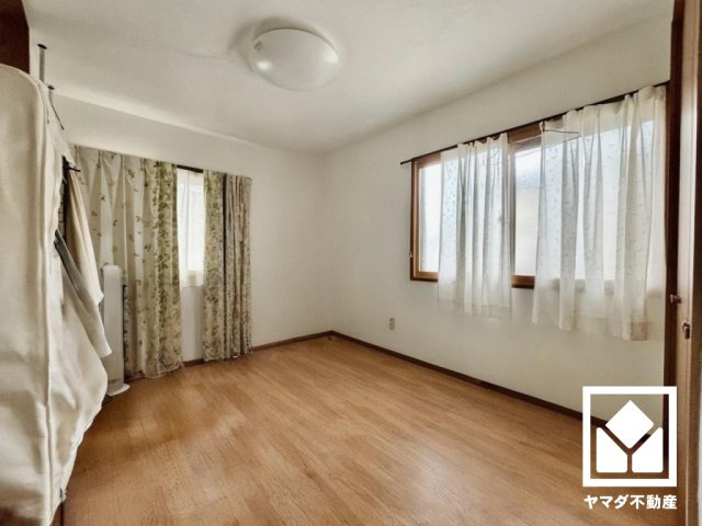 京田辺市花住坂1丁目の子供部屋|※本画像は空室時の写真を加工し、家具・小物等を撤去したイメージです。
実際の仕様とは異なる場合がございます。
