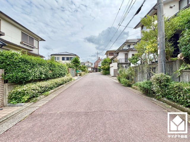 京田辺市花住坂1丁目の前面道路含む現地写真