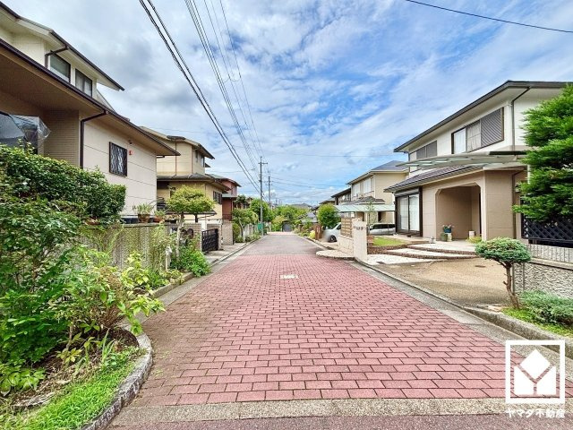 京田辺市花住坂1丁目の前面道路含む現地写真