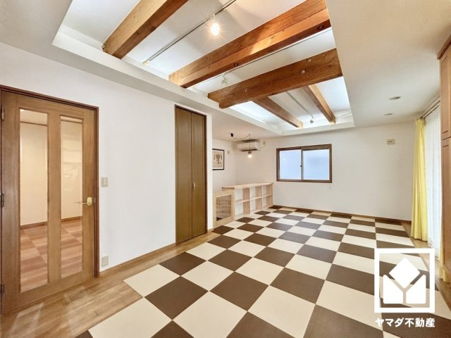 京田辺市花住坂1丁目の居間・リビング|※本画像は空室時の写真を加工し、家具・小物等を撤去したイメージです。
実際の仕様とは異なる場合がございます。