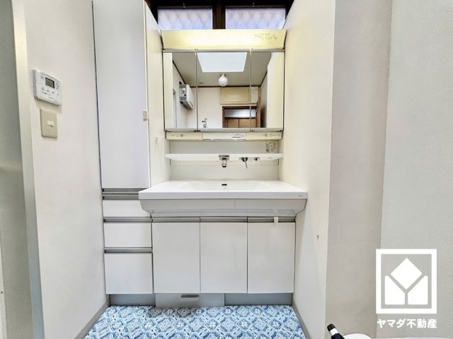 京田辺市花住坂1丁目の独立洗面台|※本画像は空室時の写真を加工し、家具・小物等を撤去したイメージです。
実際の仕様とは異なる場合がございます。