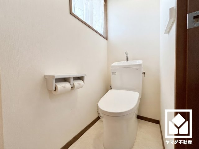 京田辺市花住坂1丁目のトイレ|※本画像は空室時の写真を加工し、家具・小物等を撤去したイメージです。
実際の仕様とは異なる場合がございます。