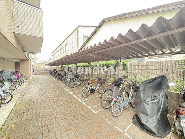 ベルモント梅島の駐輪場|ドキドキの新生活も、安心してスタート。ぴったりの住まいを見つけませんか？クランディアが一緒に住まい選びをサポートします‼　まずは、お気軽にお問合せください　＃クランディア