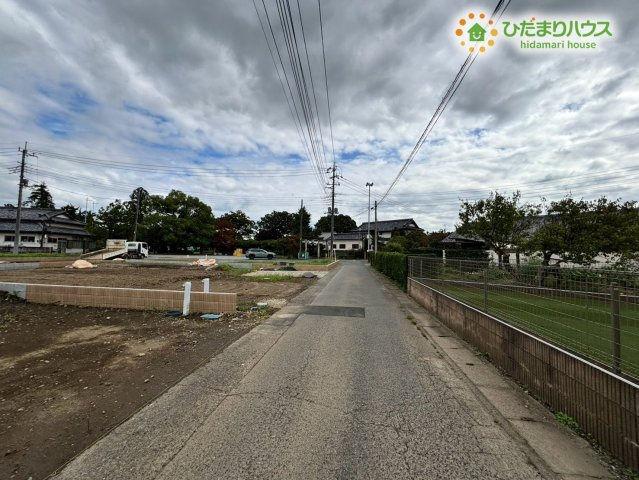 羽生市北2丁目　新築一戸建て　ブルーミングガーデン　04の前面道路含む現地写真