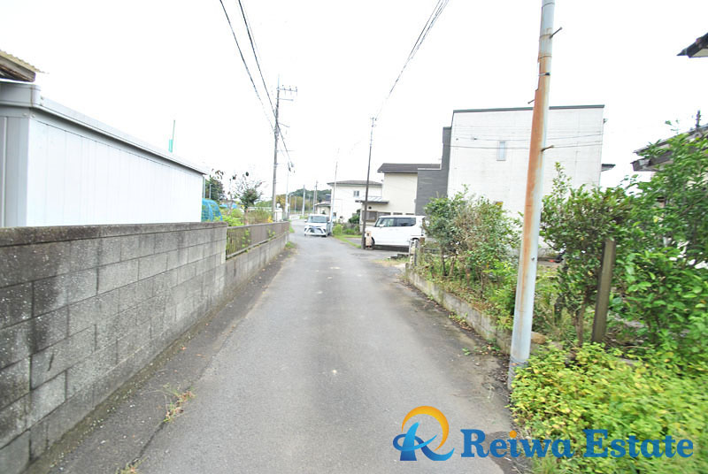 売地　茅ヶ崎市芹沢の前面道路含む現地写真
