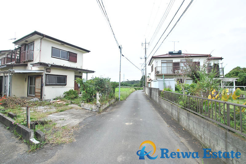 売地　茅ヶ崎市芹沢の前面道路含む現地写真