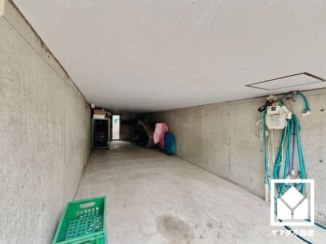伏見区久我石原町の駐車場|※本画像は空室時の写真を加工し、家具・小物等を撤去したイメージです。
実際の仕様とは異なる場合がございます。
