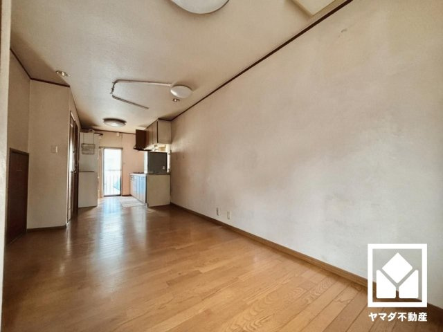 伏見区久我石原町の居間・リビング|※本画像は空室時の写真を加工し、家具・小物等を撤去したイメージです。
実際の仕様とは異なる場合がございます。