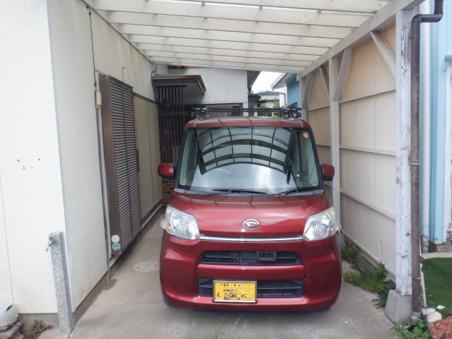 沼、中古住宅２F建ての駐車場