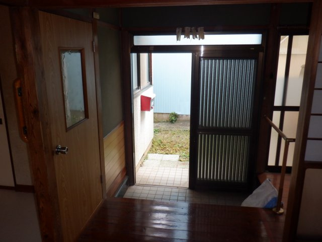 沼、中古住宅２F建ての玄関