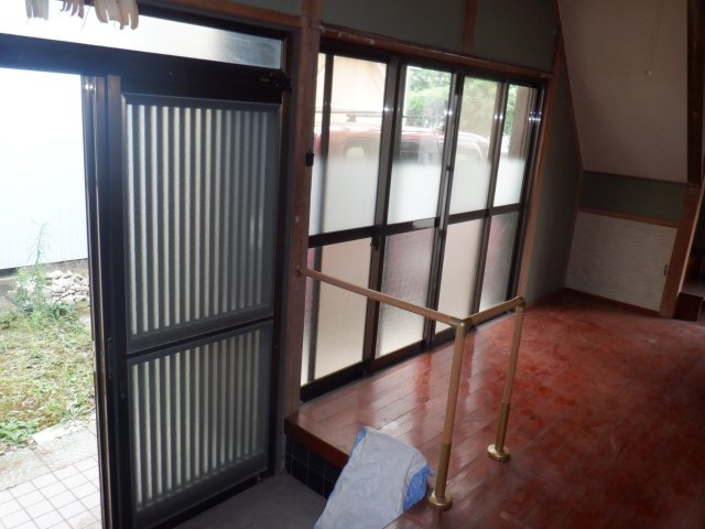 沼、中古住宅２F建ての玄関