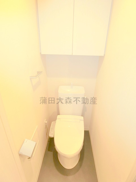 Le-lion西蒲田のトイレ|棚収納と温水暖房便座付のトイレ