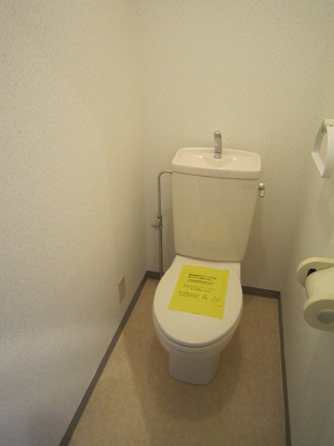 メゾンソレイユのトイレ|別部屋の写真です