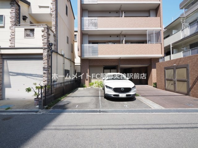 ソレイユ服部の駐車場