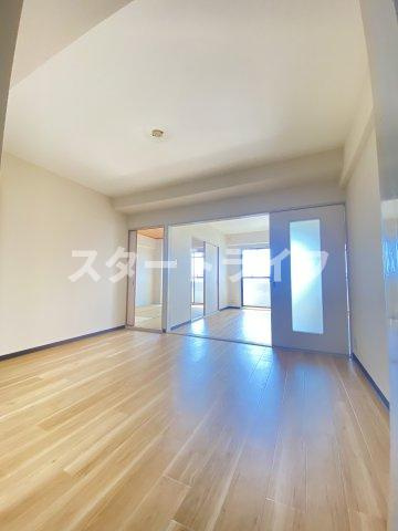 大阪市淀川区十八条２丁目の賃貸マンションの居間・リビング
