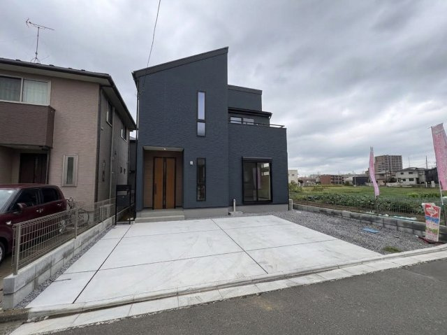 《仲介手数料半額》川越市上野田町第2　全3棟　1号棟の外観|リビング横の3帖居室や8.5帖の主寝室が魅力。長期優良住宅で、2台並列駐車も可能な新築戸建てです。