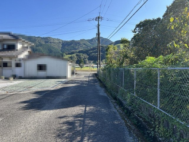 高岡郡佐川町中組　中古戸建の前面道路含む現地写真
