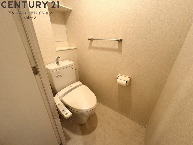 温水洗浄便座付きのトイレです♪